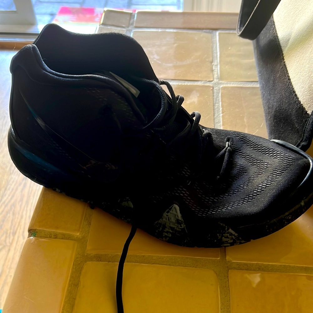Men’s barely worn basketball shoes